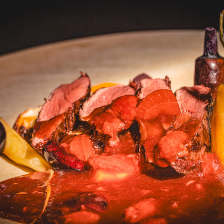 Kangourou avec carottes et sauce aux fruits rouges