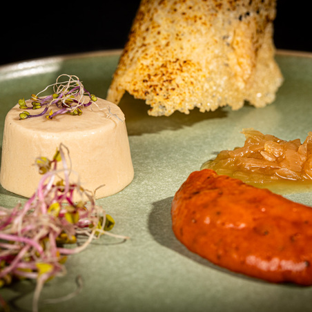 Panna cotta aux oignons caramélisés, sorbet tomate et tuile parmesan