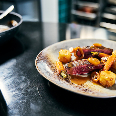 Magret de canard sauvage avec épinards et jus de morilles